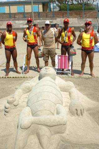 Salva-vidas encantam veranistas de Balne&aacute;rio Pinhal com esculturas de areia