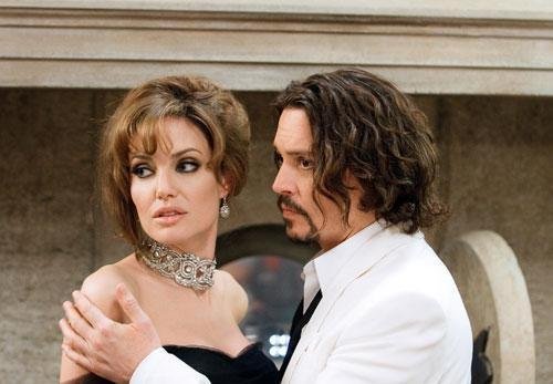Angelina Jolie e Johnny Depp est&atilde;o em O Turista que estreia hoje