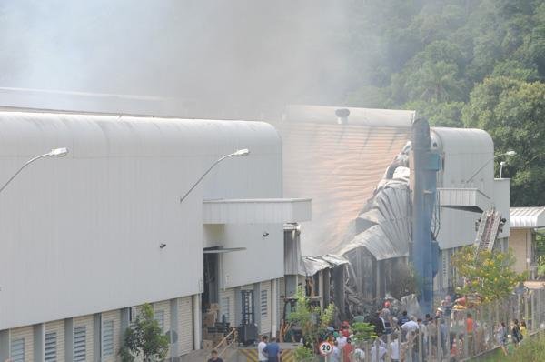 Funcion&aacute;rios da prefeitura tamb&eacute;m est&atilde;o ajudando a conter o inc&ecirc;ndio