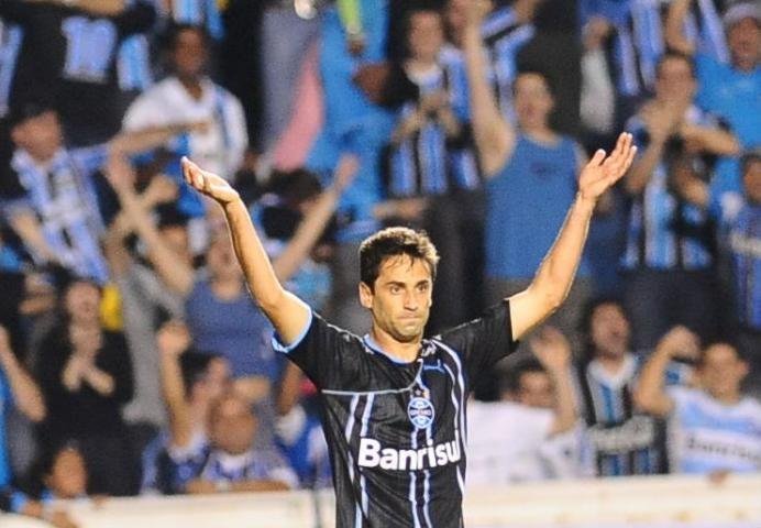 Gr&ecirc;mio pode buscar parceiro para renovar com Jonas