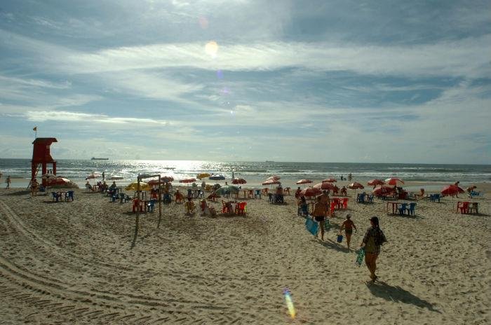 Nem mesmo o vento forte, afastou os banhistas do mar, atra&iacute;dos pela temperatura agrad&aacute;vel da &aacute;gua