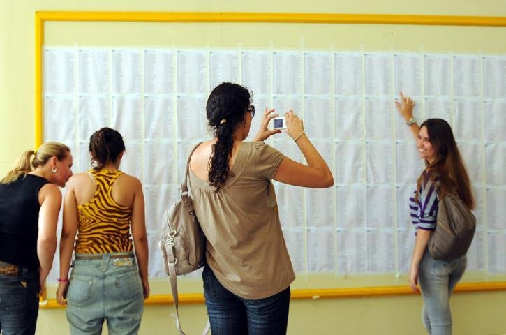 A rela&ccedil;&atilde;o foi afixado no mural do Pr&eacute;dio Anexo da Reitoria