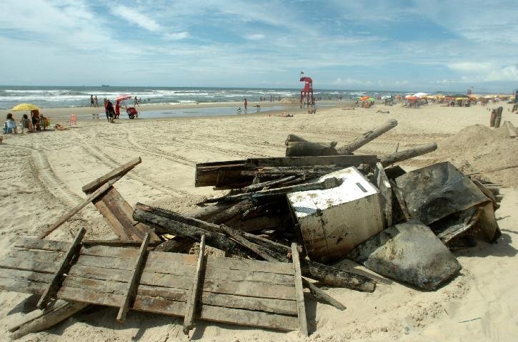 Inc&ecirc;ndio destroi quiosque em Tramanda&iacute;