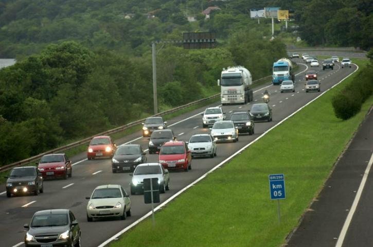 Tr&acirc;nsito rumo ao Litoral &eacute; intenso na Freeway e na ERS 040