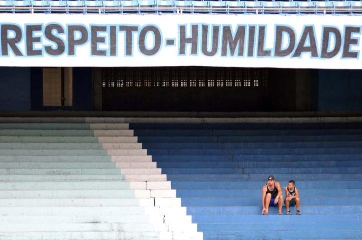 Respeito e Humildade. A faixa diz tudo o que a torcida espera dentro de campo