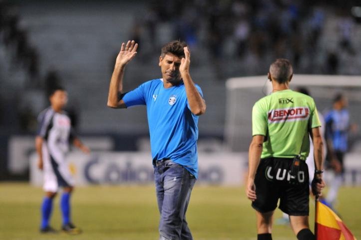 Renato vai ter conversa com Jonas, mas minimiza xingamentos do atacante