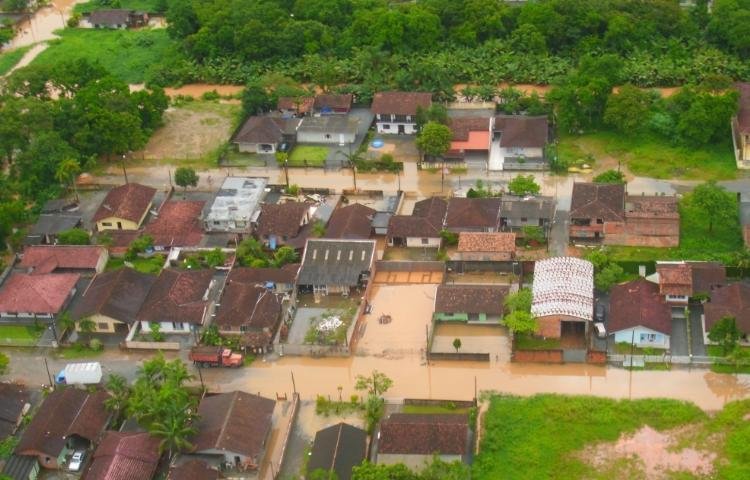 Chuva em Santa Catarina j&aacute; provoca tr&ecirc;s mortes