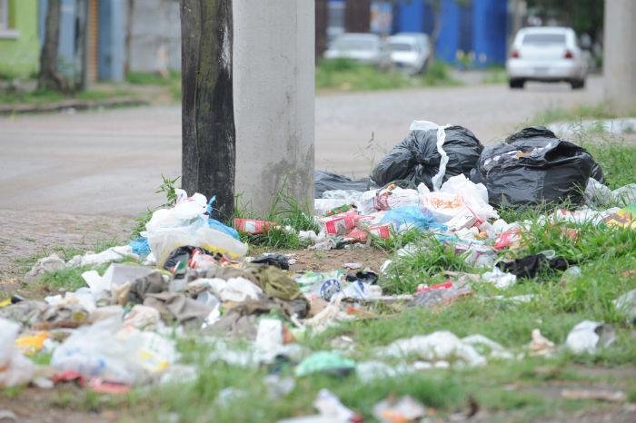 V&aacute;rias ruas de Porto Alegre amanheceram neste s&aacute;bado com as cal&ccedil;adas cheias de lixo