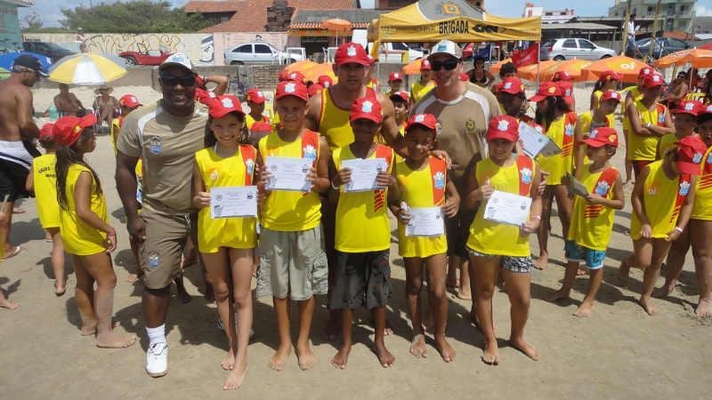 Crian&ccedil;as do projeto Salva-vidas Mirim puxam as orelhas  dos pais
