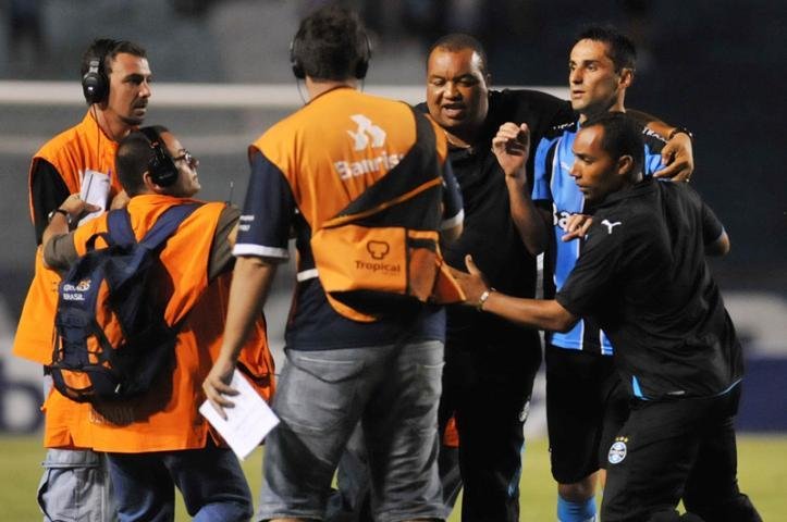Jonas &eacute; retirado por seguran&ccedil;as ap&oacute;s brigar com a torcida no Ol&iacute;mpico