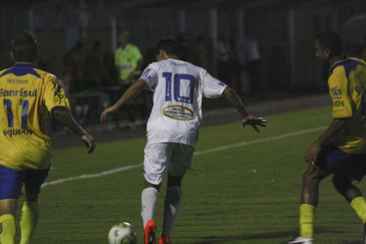 Novo Hamburgo sai na frente do Pelotas, concede a virada, mas empata no final