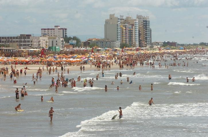 Apesar do tempo inst&aacute;vel, veranistas aproveitam o domingo &agrave; beira-mar