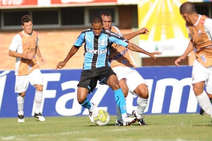 J&uacute;nior Vi&ccedil;osa garante vit&oacute;ria do Gr&ecirc;mio sobre o Canoas
