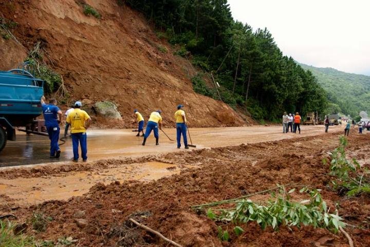 Trechos de quatro rodovias de SC est&atilde;o bloqueados por causa da chuva