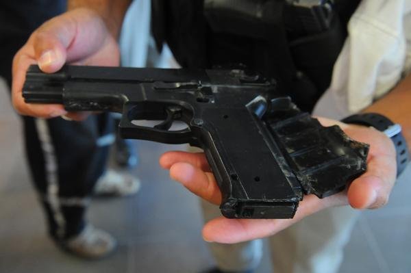 Dupla &eacute; capturada com arma de brinquedo em Porto Alegre