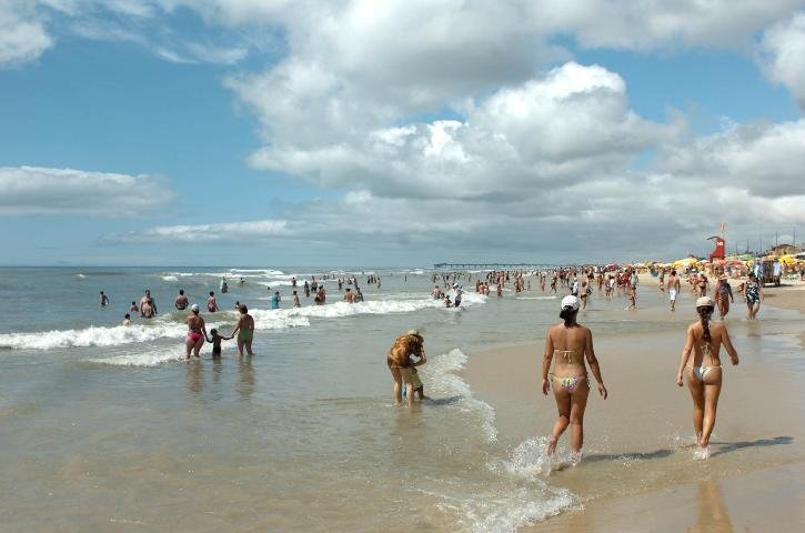 Semana come&ccedil;a com sol forte no Litoral Norte