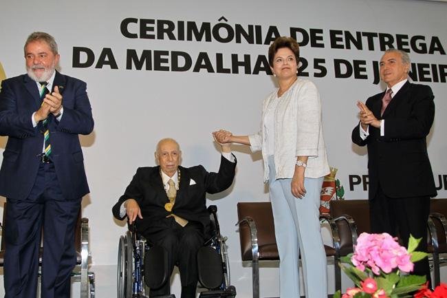 Homenagem a Alencar re&uacute;ne Dilma e Lula em S&atilde;o Paulo