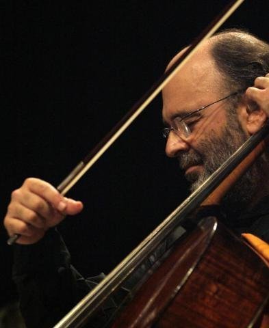 M&uacute;sico Jacques Morelenbaum toca no &Aacute;trio do Santander