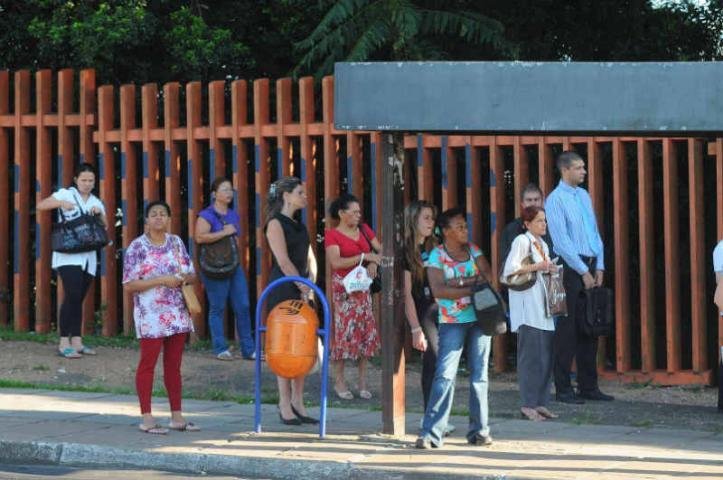 Protesto de rodovi&aacute;rios lota paradas de &ocirc;nibus na Capital