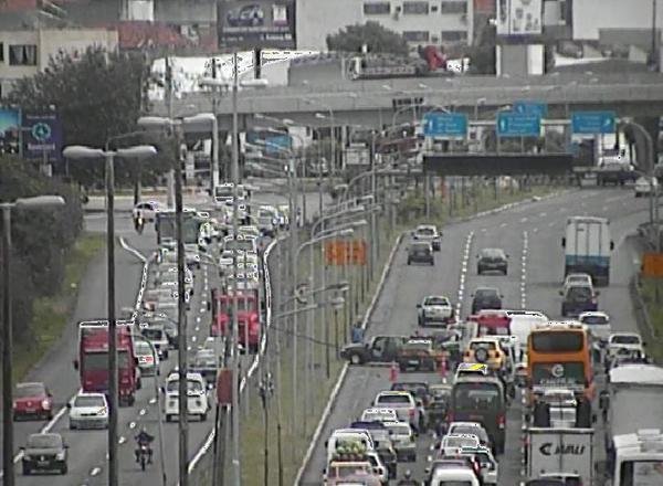 Colis&atilde;o entre cinco carros deixa duas pessos feridas na BR 116