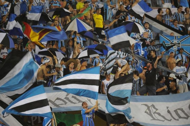 Torcida fez festa no est&aacute;dio Centen&aacute;rio, em Montevid&eacute;u.