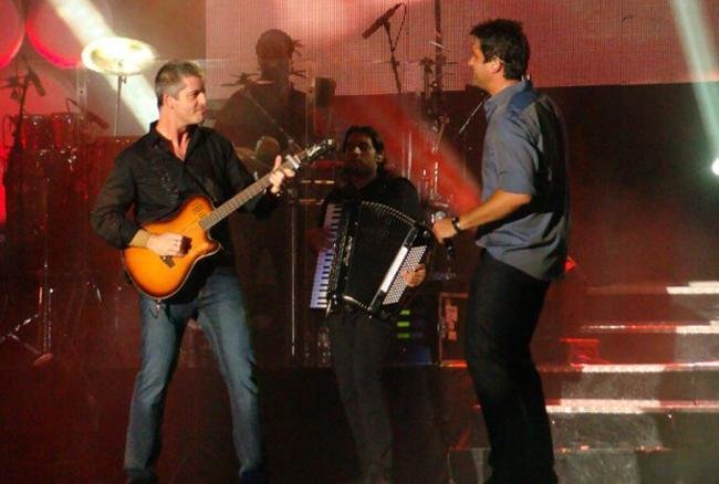 Dupla sertaneja Victor & Leo faz show hoje na Capital