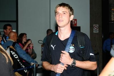 Volante Ad&iacute;lson deve ser titular no Gre-Nal em Rivera