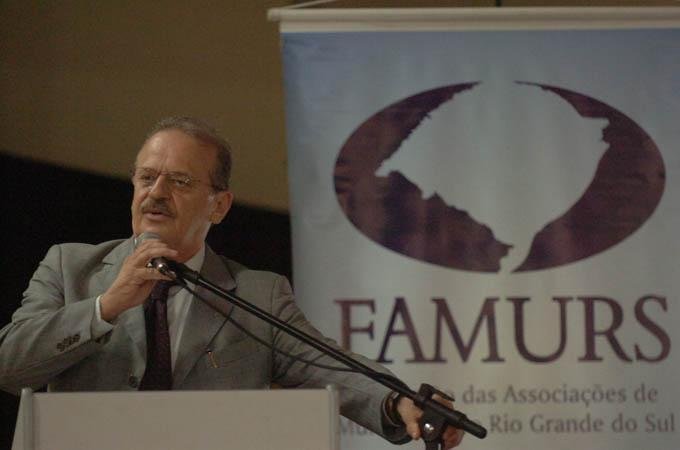 Tarso Genro afirma que governo atender&aacute; munic&iacute;pios por crit&eacute;rio hier&aacute;rquico