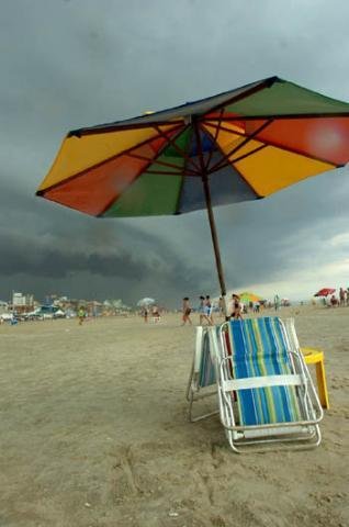 Chuva afasta veranistas da praia no final da tarde