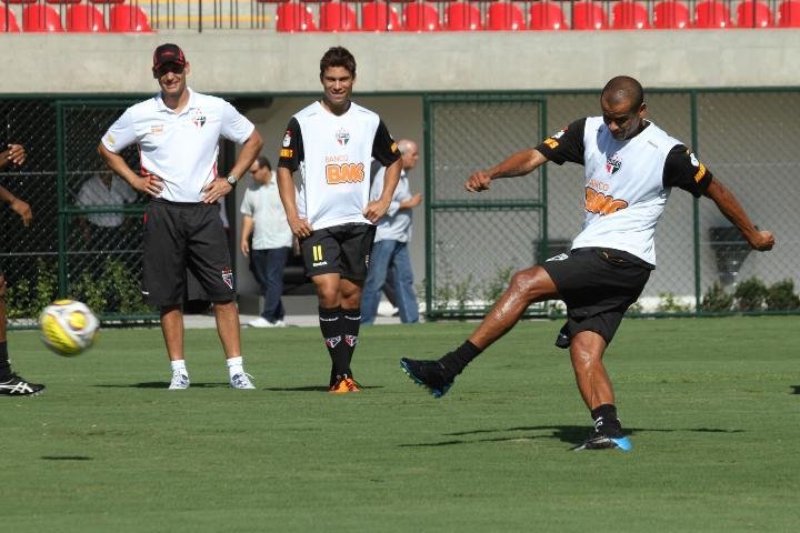 Rivaldo faz primeiro treino no S&atilde;o Paulo e promete empenho