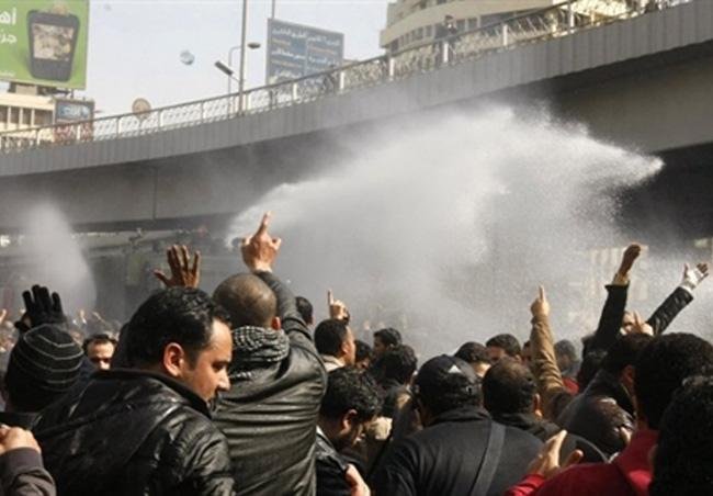 Manifestantes e policiais se enfrentam nas ruas do Cairo