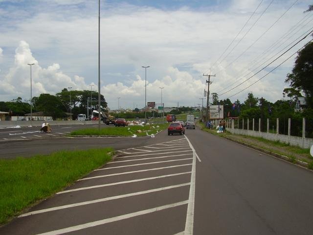 Carreta tomba na BR 101 e provoca acidente com outros tr&ecirc;s ve&iacute;culos
