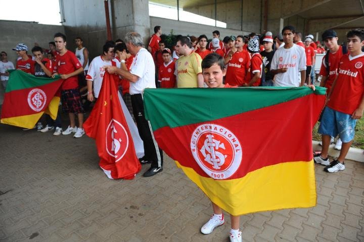 &Agrave; espera de Cavenaghi, torcida do Inter faz festa no aeroporto Salgado Filho. Clique para ver mais fotos