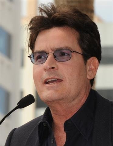 Ator Charlie Sheen recebe alta ap&oacute;s festa sem limites