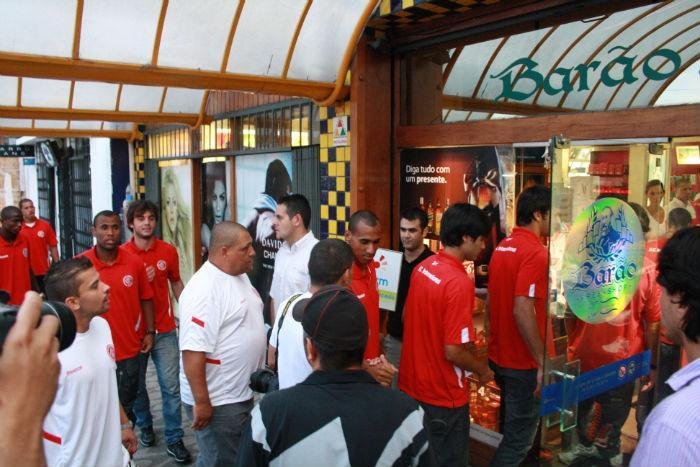 Jogadores do Inter fazem compras em free-shop