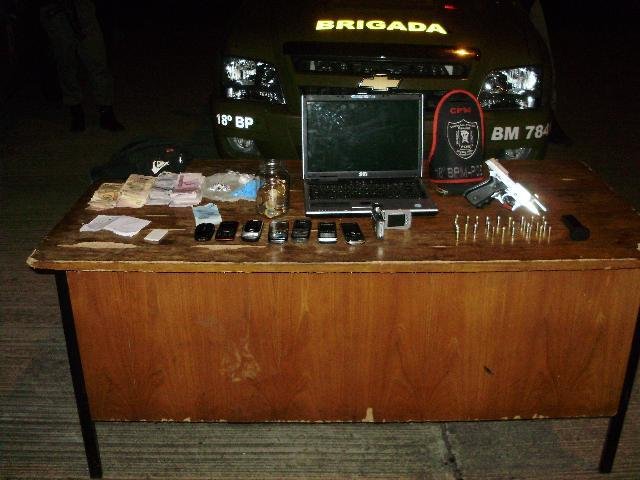 Pol&iacute;cia apreendeu dinheiro, arma e drogas