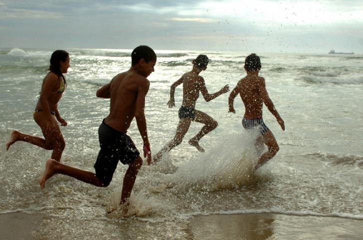 Fim de semana come&ccedil;a com mar claro e clima ameno no Litoral