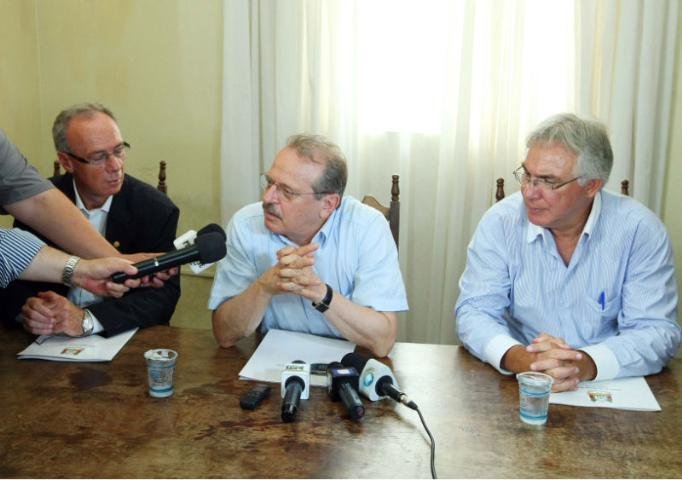 Acompanhado do prefeito de Piratini, Vilson Agnelo (E), e do vice-governador Beto Grill (D), Tarso instala governo em Piratini