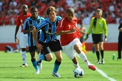 Da Ucr&acirc;nia, Taison deseja sorte ao Inter B antes do Gre-Nal 