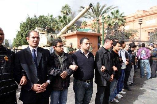 Jovens formam corrente humana para proteger Museu do Cairo