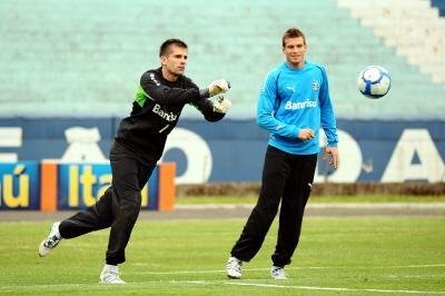 Victor destaca qualidade do grupo do Gr&ecirc;mio na v&eacute;spera do Gre-Nal 
