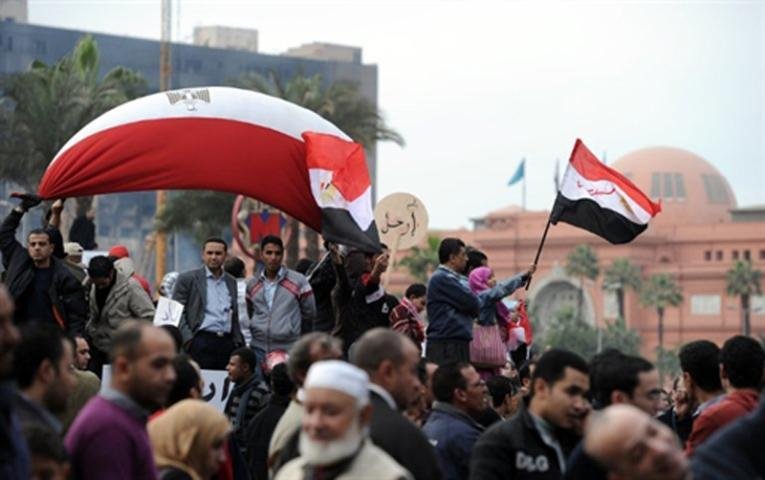 Manifestantes est&atilde;o reunidos no centro do Cairo para exigir a sa&iacute;da do presidente Hosni Mubarak