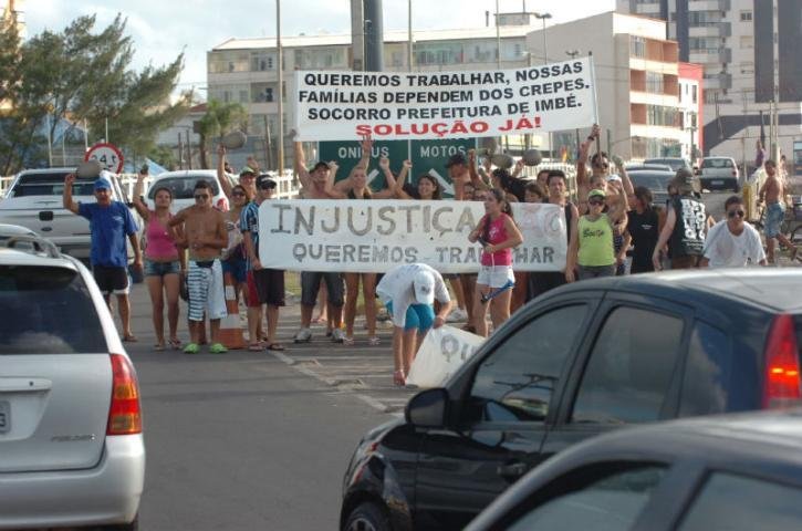 Propriet&aacute;rios de quiosques interditados fazem protesto em Imb&eacute;