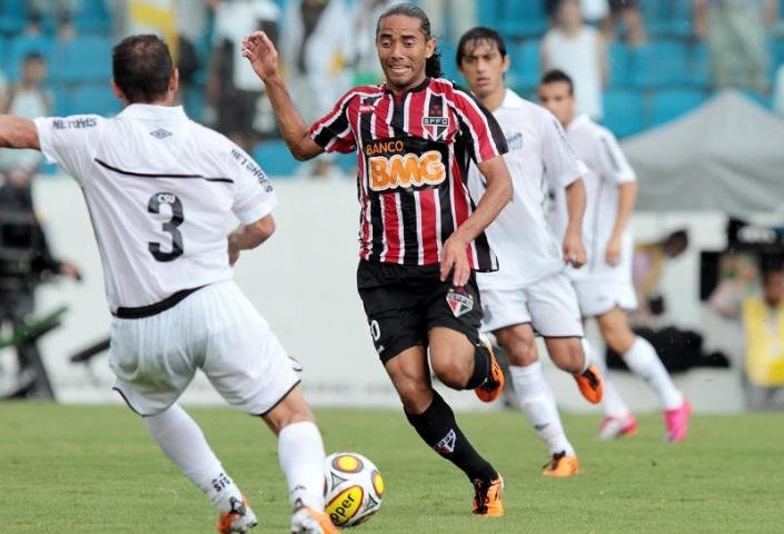 Santos ganha do S&atilde;o Paulo e lidera o Paulist&atilde;o