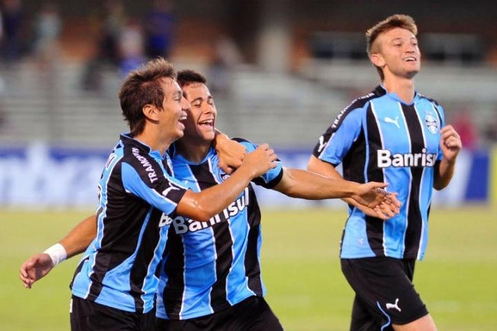 Jogadores do Gr&ecirc;mio comemoram mudan&ccedil;a de brios no segundo tempo