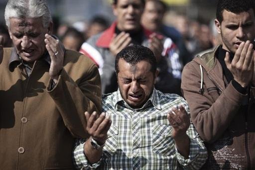 Centenas de eg&iacute;pcios voltaram a tomar o cora&ccedil;&atilde;o do Cairo para protestar 