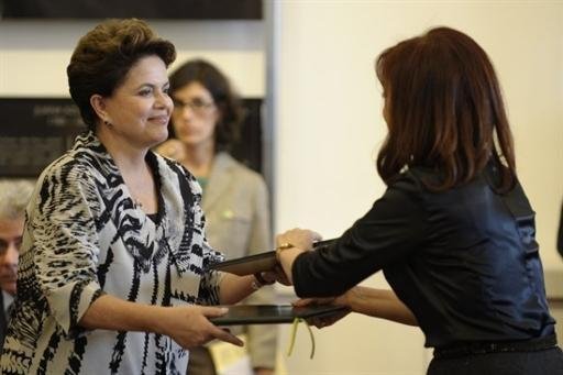 Al&eacute;m de documentos e cat&aacute;logos sobre direitos humanos, a brasileira foi presenteada com livros