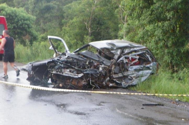 Duas pessoas morreram em colis&atilde;o com caminh&atilde;o, que tombou na ERS 324