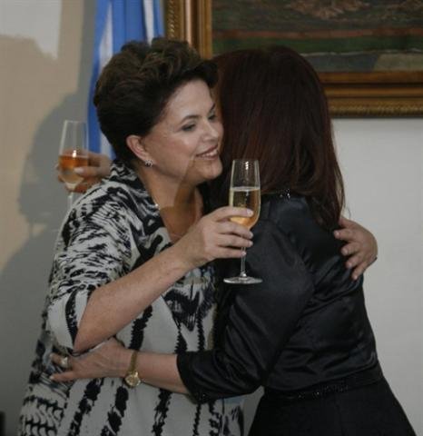 Dilma conversou sobre moda com Christina Kirchner e acenou da sacada em que Evita Per&oacute;n discursou