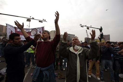 Milhares de eg&iacute;pcios est&atilde;o reunidos na Pra&ccedil;a Tahrir pedindo que o presidente renuncie 